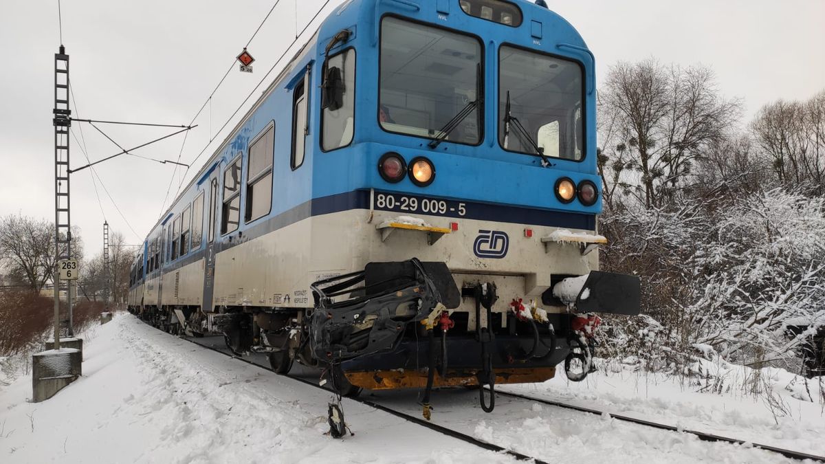 Na železničním přejezdu v Ostravě se srazil vlak s autem. Zemřely dvě děti
